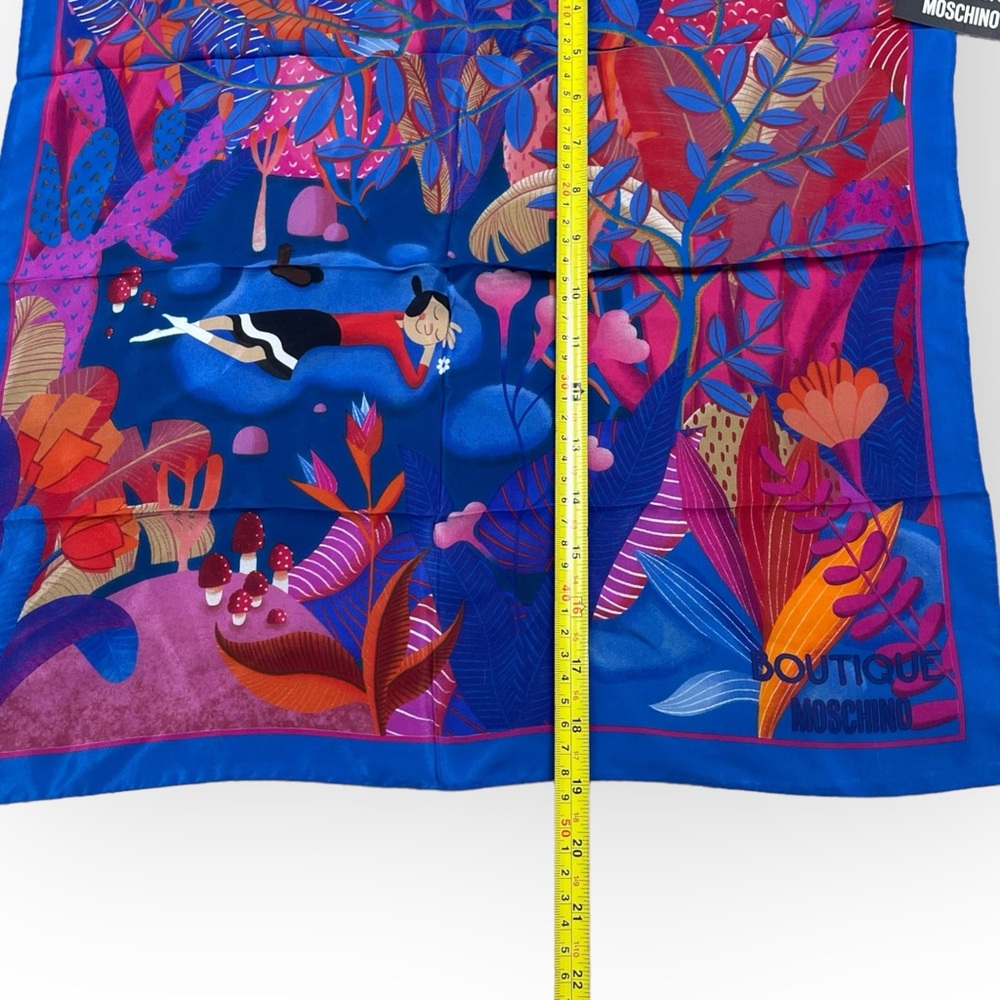 BOUTIQUE MOSCHINO Silk Scarf Floral Print OLIVE
OYL Square from Moschino 19x19” - Picture 10 of 10